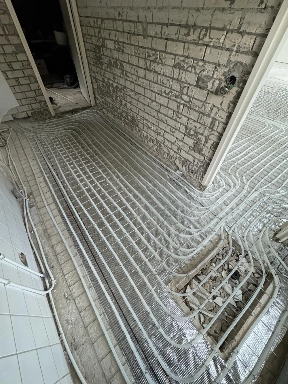 Vloerverwarming bevestigd op isolatie-ondergrond klaar voor dekvloer