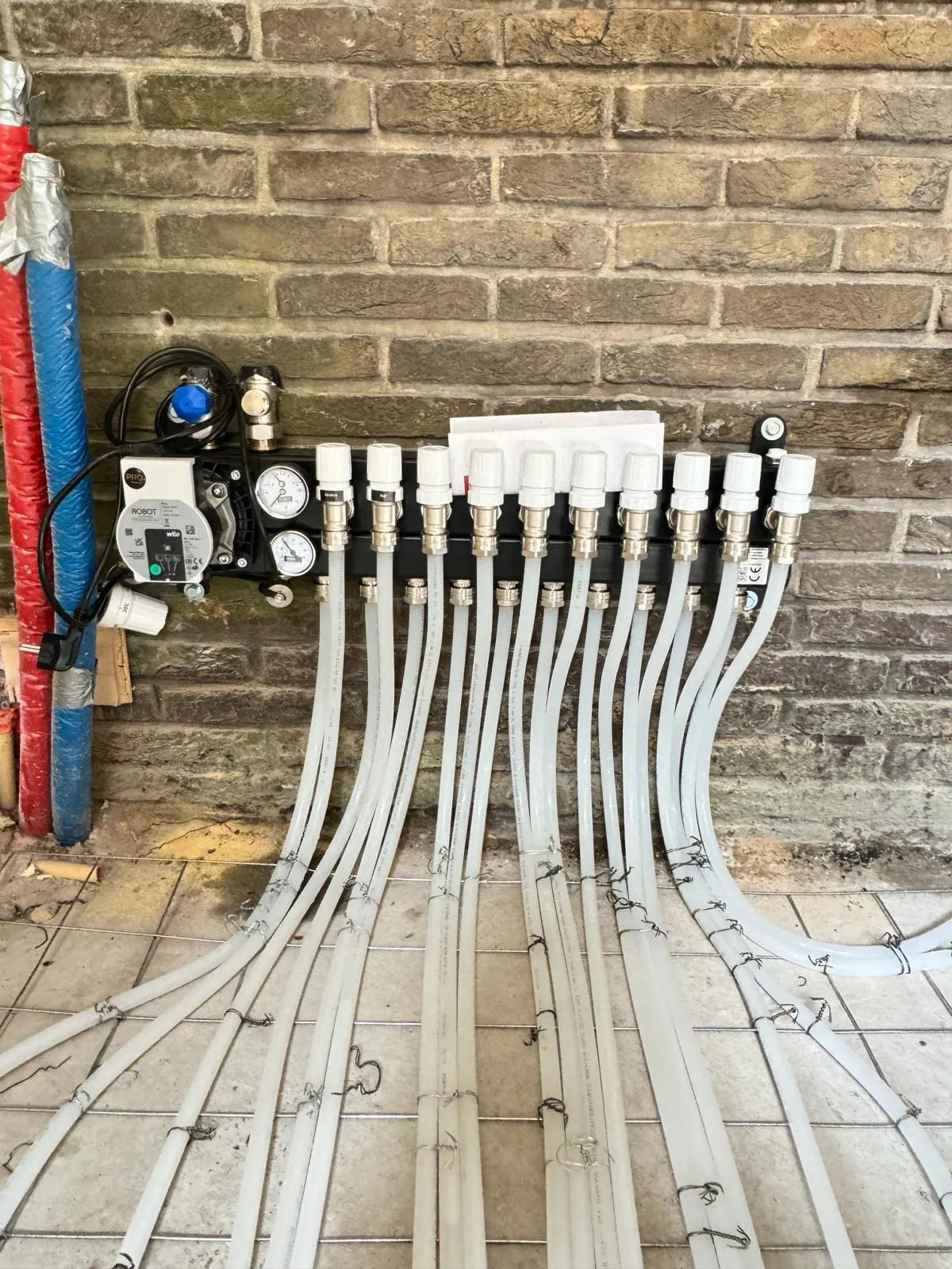 Verdeler vloerverwarming tijdens onderhoud en inregelen