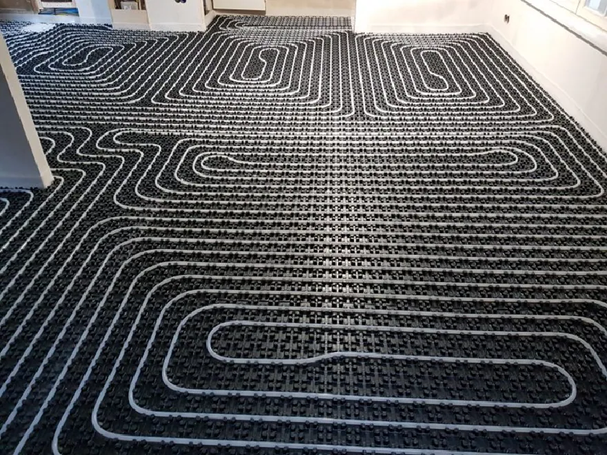 Noppenplaten vloerverwarming met leidingen tussen noppen